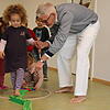 Wolff Voltmer, Chefarzt für Chirurgie und Orthopädie am Hegau-Bodensee-Klinikum Radolfzell, zeigt Kindern des Familienzentrums St. ...