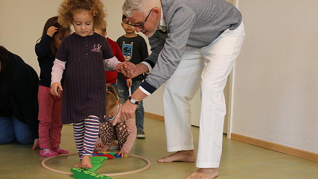 Wolff Voltmer, Chefarzt für Chirurgie und Orthopädie am Hegau-Bodensee-Klinikum Radolfzell, zeigt Kindern des Familienzentrums St. ...