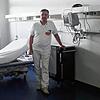 Dr. Stefan Kortüm, Chefarzt der Zentralen Notaufnahme des Klinikums Hochrhein, zeigt ein Isolierzimmer in der Notaufnahme in Waldshut. ...