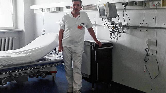 Dr. Stefan Kortüm, Chefarzt der Zentralen Notaufnahme des Klinikums Hochrhein, zeigt ein Isolierzimmer in der Notaufnahme in Waldshut. ...