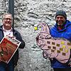 Jörg Sigmund und Martin Schäuble von der Narrizella Ratoldi stellen die Änderungen des Schlachtfests vor &ndash; samt Plakat und Sau.