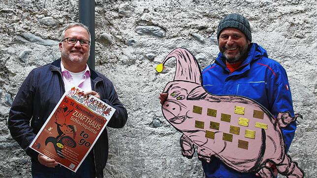 Jörg Sigmund und Martin Schäuble von der Narrizella Ratoldi stellen die Änderungen des Schlachtfests vor &ndash; samt Plakat und Sau.