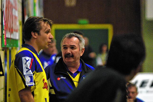 HSG-Trainer Adolf Frombach mit Spieler Daniel Eblen im November 2001.