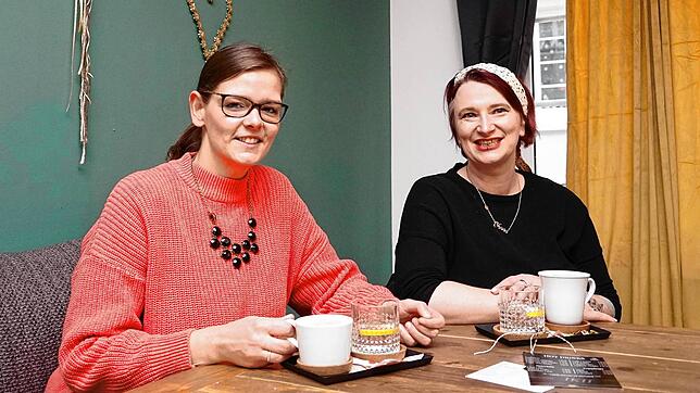 Marie-Christin Spitznagel spricht mit Reporterin Sira Huwiler-Flamm über die neu gegründeten &bdquo;Jungen Landfrauen&ldquo; im Bezirk ...