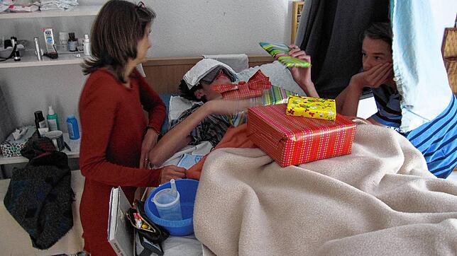 Abgeschottet von äußeren Einflüssen: Jonas beim Geschenkeauspacken an seinem  19. Geburtstag im Oktober 2015.