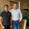 Zum 1. Juli 2025 übergibt Florian Fluck (links) die operative Leitung der Fluck Hausbau GmbH an Jörg Parschat.