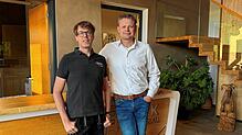 Zum 1. Juli 2025 übergibt Florian Fluck (links) die operative Leitung der Fluck Hausbau GmbH an Jörg Parschat.