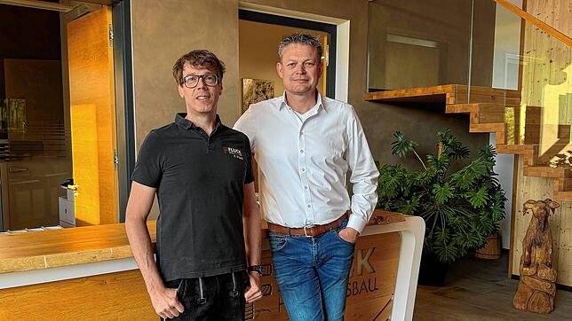 Zum 1. Juli 2025 übergibt Florian Fluck (links) die operative Leitung der Fluck Hausbau GmbH an Jörg Parschat.
