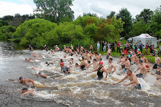 Impressionen aus 2024. Mit dem Schwimmen im Kirnbergsee startet der 21. Laien Man.