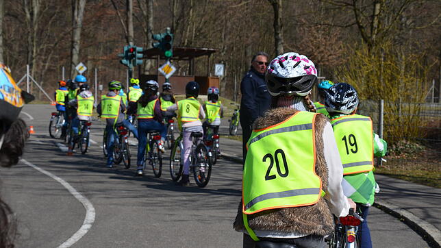 Kinder sollen ihre Fahrradprüfung künftig nicht mehr auf öffentlichen Straßen unter den Augen der Polizei machen, sondern auf ...