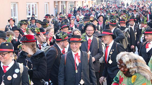 Dicht gedrängt zog sich der Wälderumzug am ersten Faißen durch die Bad Säckinger Innenstadt.