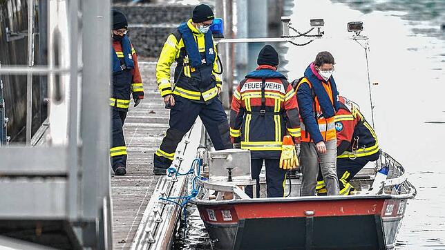 Die Feuerwehr sucht nach dem verunglückten Piloten im Bodensee.