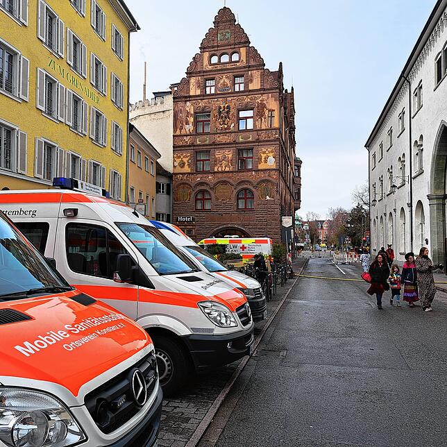 Rettungswagen stehen am Schmotzigen Dunschtig in der Konstanzer Innenstadt.