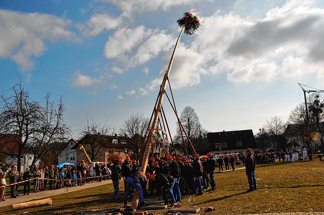 Bild 28: Narrenbaum in Leimbach – Umzug mit Tradition und Rast