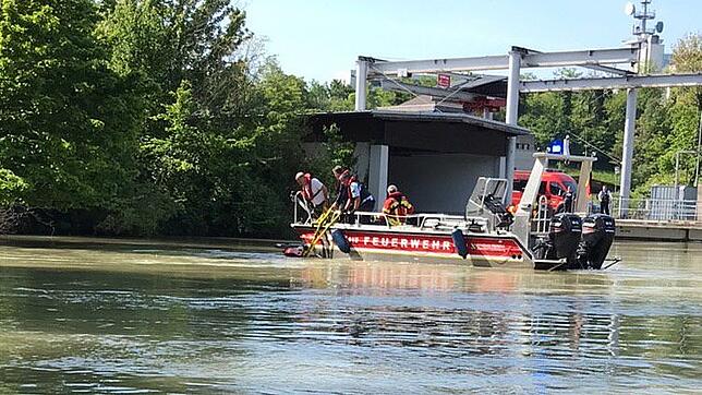 Das Boot der Feuerwehr Laufenburg mit der Kuh im Schlepptau vor dem Rheinkraftwerk Laufenburg..