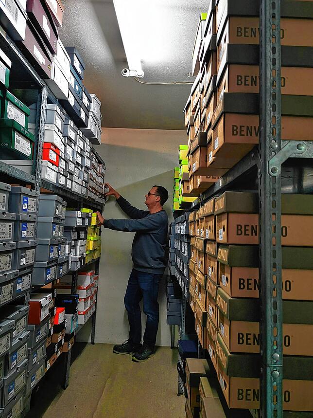 Joachim Heilmaier in einem seiner Lagerräume des gleichnamigen Schuhhauses mit aktueller Saisonware, die bezahlt ist und auf noch ...