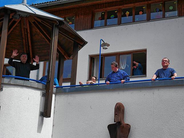 Mitsingen, Klatschen und Tanzen gerne, aber nur aus virensicherer Distanz: Die Bewohner des Hauses der Diakonie genossen vom Balkon aus ...