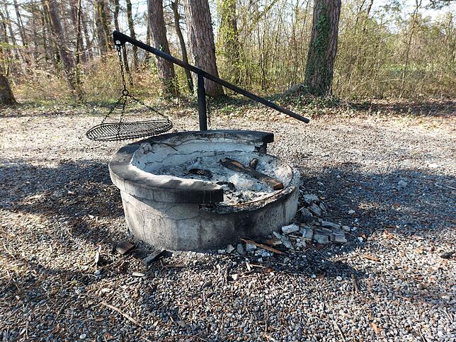 Wie viele Spaziergänger den Winter über bemerkt haben, sind die Grillstellen der beiden Egginger Rastplätze zerstört worden, hier die im ...