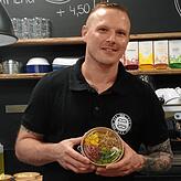 „Sieht aus wie Plastik, ist aber kompostierbar.“ Fabian Sihler von Black Forest Burger mit einer Salatschüssel aus PLA-Plastik.