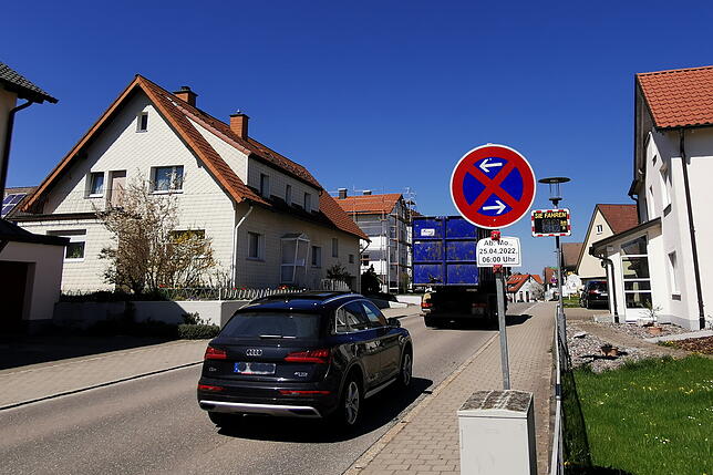 Entlang der gesamten Hindenburgstraße in Mönchweiler ist während der Umleitung ein beidseitiges Halteverbot angeordnet.