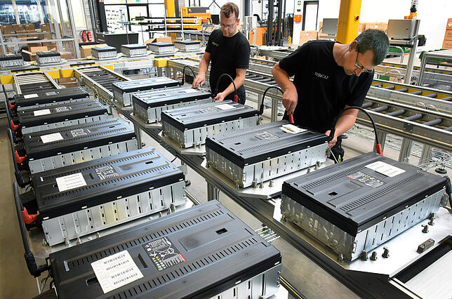 In einem Werk für Batteriespeicher der Testvolt GmbH in Sachsen-Anhalt überprüfen Elektriker Batteriemodule auf ihre Funktionalität. In ...
