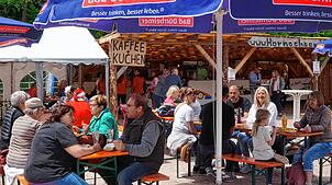 Zu einem Publikumsmagnet mit Festcharakter hat sich das Dreckeimerrennen der Hornochsen und Gägs in Neustadt an der Hochfirstschanze ...