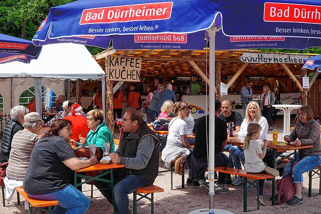 Zu einem Publikumsmagnet mit Festcharakter hat sich das Dreckeimerrennen der Hornochsen und Gägs in Neustadt an der Hochfirstschanze ...