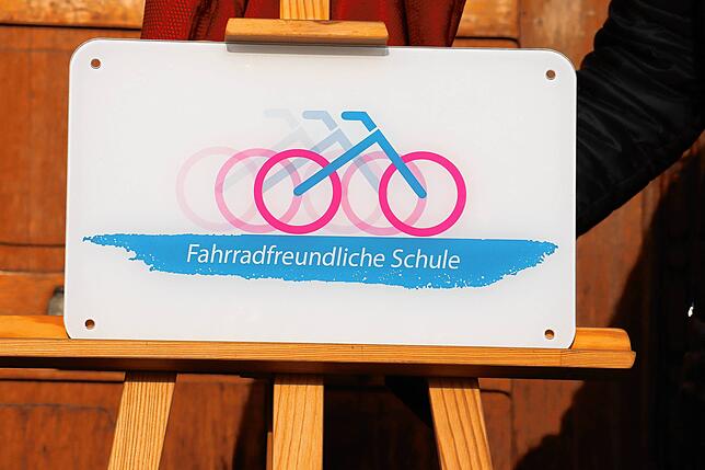 Dieses Schild hängt nun bald im Eingangsbereich des Hegau-Gymnasiums.