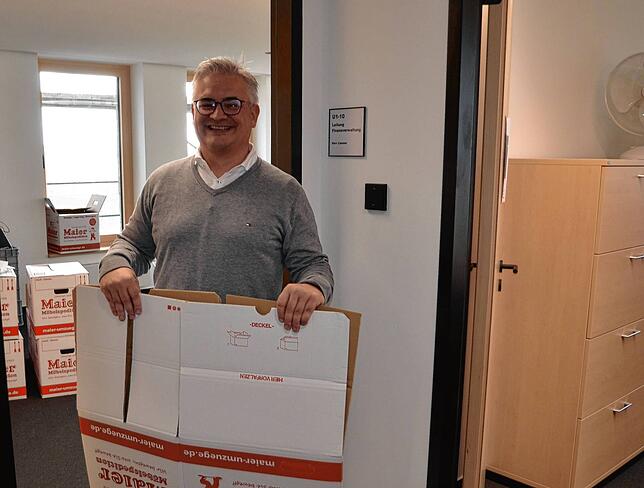 So fröhlich können Kämmerer wie Michael Lissner sein, wenn die Kisten leer sind.