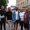 Unterwegs bei der kulinarischen Einkaufsnacht und das, trockenen Fußes. Diese Gruppe steht gut gelaunt auf der Donaueschinger Karlstraße.