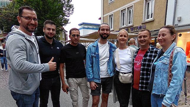 Unterwegs bei der kulinarischen Einkaufsnacht und das, trockenen Fußes. Diese Gruppe steht gut gelaunt auf der Donaueschinger Karlstraße.