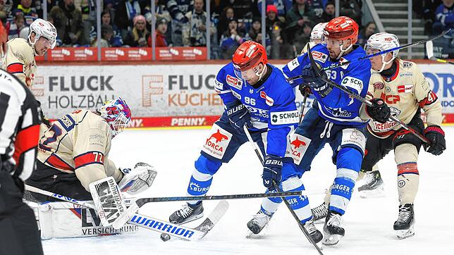 Alex Trivellato (Bildmitte) mahnt für das Saisonfinale mentale Stärke und Konzentration an. Bild: Müller