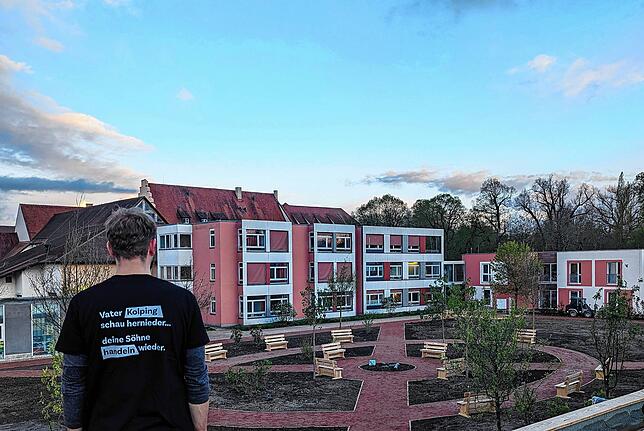Ergebnis einer spektakulären Aktion der Kolpingsfamilie: der Blick auf den neugestalteten Garten im FF-Altenheim