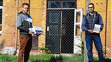 Andreas Bücheler (links) und Eric Gröner vor der Fabrik in Hausen. Auch die Entwicklung dieses Gebäudes von der Öl- und Sägemühle im 16. ...