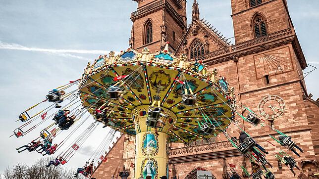 Damals gab es noch keine Corona-Pandemie und das Riesenrad drehte sich unbeschwert bei der Basler Herbstmesse 2017 auf dem Münsterplatz. ...