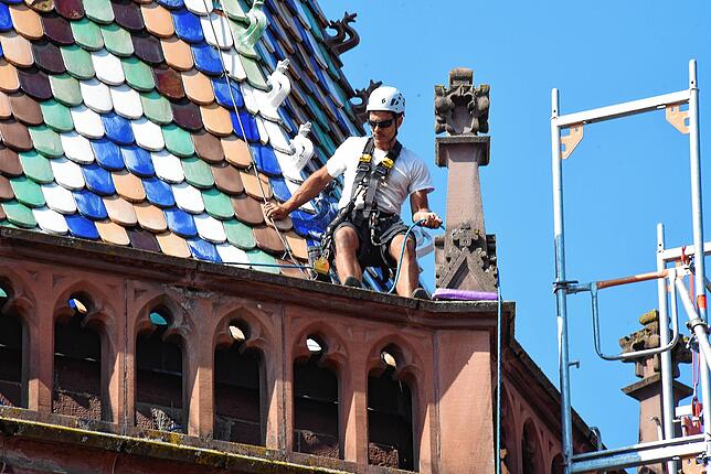 Mit Fangnetzen werden lose Steine am Münster gesichert, dafür war der Münsterplatz am Dienstag abgesperrt.