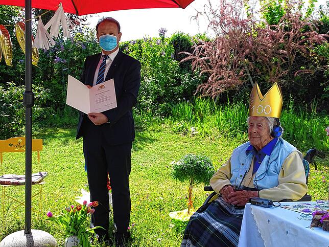 Glückwünsche trotz Pandemie: Oberbürgermeister Zeitler gratulierte der Jubilarin Leonie Ritter zu ihrem 100. Geburtstag und überreichte ...