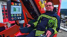 Jens Baumann im Bediensitz der neuen Drehleiter. Er stellt das neue Fahrzeug vor.