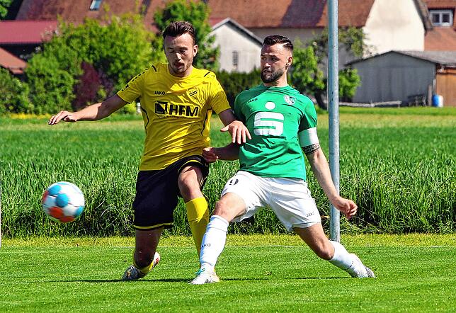 Marius Henkel als Fußballer im VfR-Trikot (rechts), hier im Zweikampf mit Constantin Kahl (SV Denkingen). Am 11. März geht es wieder los ...