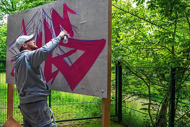 Daniel Schweizer ließ sich beim Sprayen eines Graffitis auf die Sprühdose schauen.