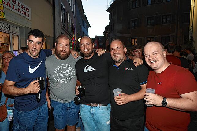 Bild 8: Konstanz: Die Niederburg lädt zum Gassenfreitag und die Besucher tanzen an