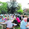 Beim Sommerfest des Singener Museumsvereins im historischen Ambiente des denkmalgeschützten Schlossparks genießen zahlreiche Besucher ...