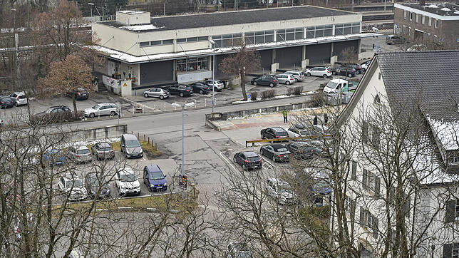 Noch parken hier Autos. Doch das Pakethallen- und ehemalige Weinmayer-Areal sollen für Handel und Dienstleistungen entwickelt werden.