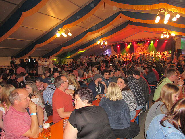 Zum Auftakt des Bierfestes sorgte die Froschenkapelle Radolfzell für einen stimmungsvollen Abend im Festzelt, wo die Gäste ausgelassen ...