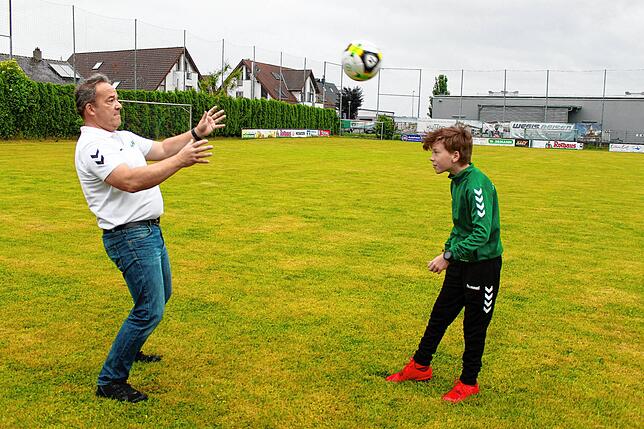 Etwas Training kann nicht schaden. Vater Karsten Küpfer wirft den Ball zu, Sohn Nicolas köpft zurück.