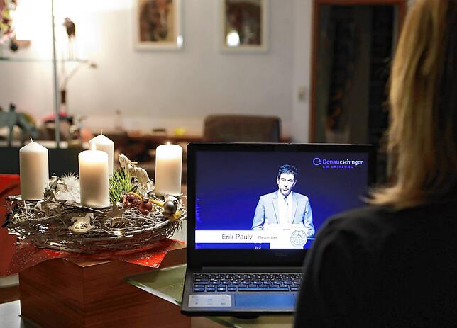 Viele nutzten den Livestream aus den Donauhallen und verfolgen die offizielle Kandidatenvorstellung lieber von zuhause aus.