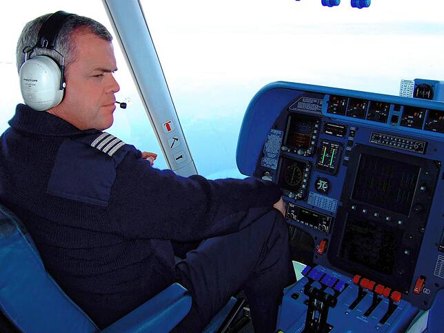 Zeppelin-Pilot Fritz Günther im Cockpit in den ersten Jahren der Luftschiff-Fliegerei mit dem Zeppelin NT.