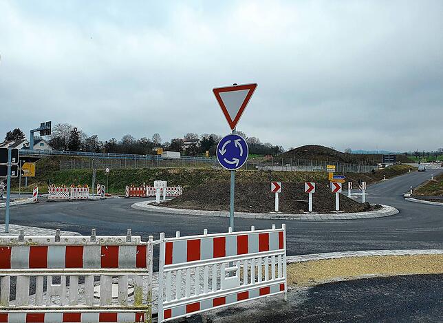 Witterungsbedingt haben sich die Arbeiten am Abig-Kreisverkehr verzögert. Eigentlich sollte die Maßnahme bereits Ende 2023 abgeschlossen ...