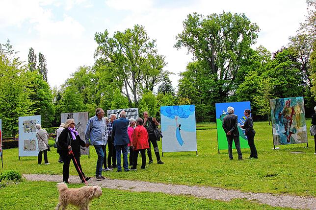 Die Bilder der Singener Maler in der Stadtgartengalerie erfreuen seit einigen Jahren über den Sommer die Besucher und Spaziergänger.