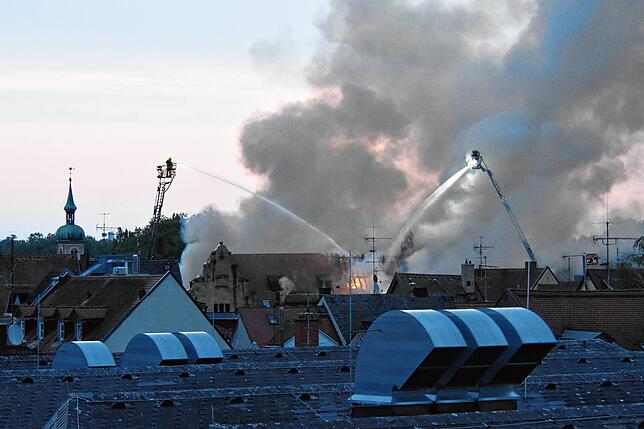 Die Löscharbeiten in der Konstanzer Altstadt gestalten sich schwierig, doch die Einsatzkräfte vom Bodensee, aus dem Hegau und der ...